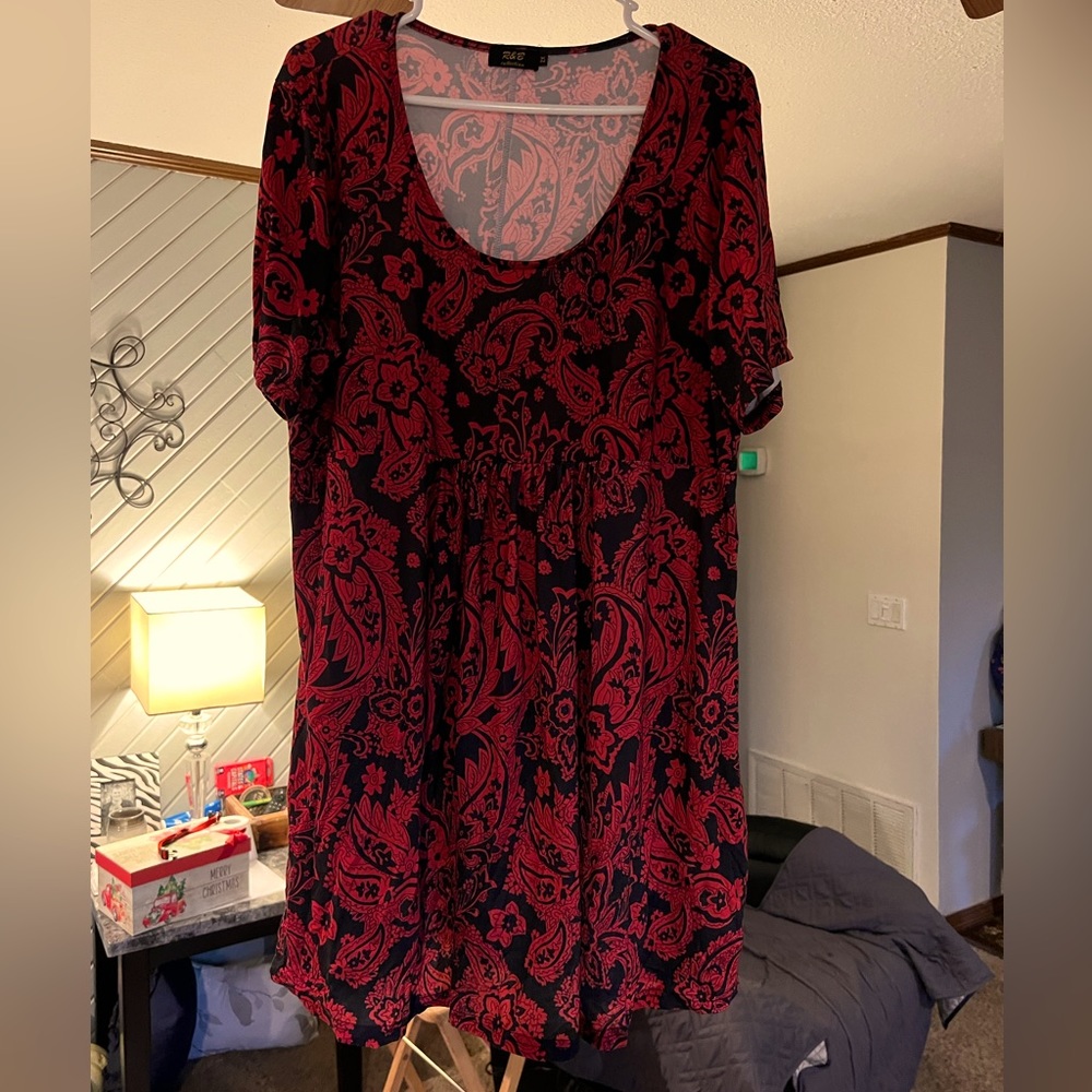 Women’s 2X R&B Collections red and black short sleeved tunic